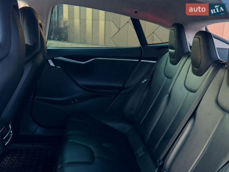 Лифтбек Tesla Model S 2016 в Киеве
