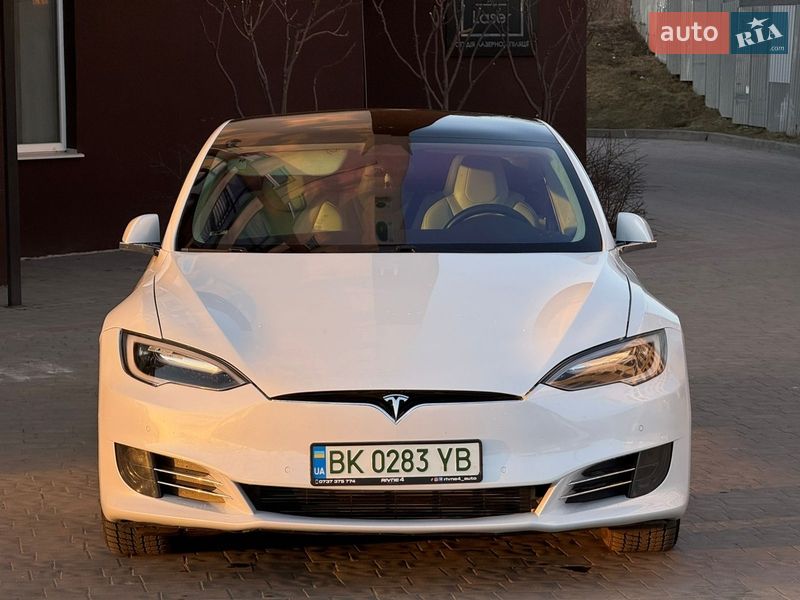 Ліфтбек Tesla Model S 2017 в Дубні