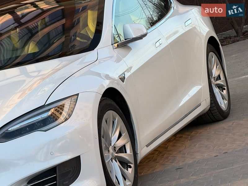 Лифтбек Tesla Model S 2017 в Дубно