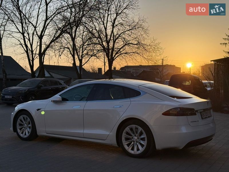 Ліфтбек Tesla Model S 2017 в Дубні