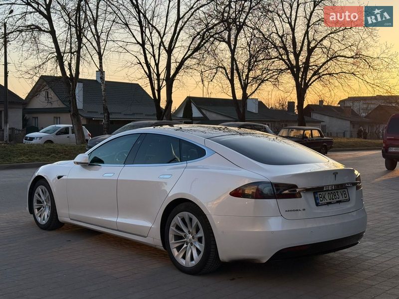 Ліфтбек Tesla Model S 2017 в Дубні