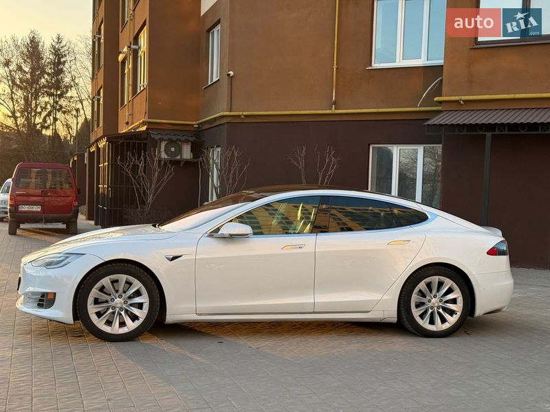 Ліфтбек Tesla Model S 2017 в Дубні
