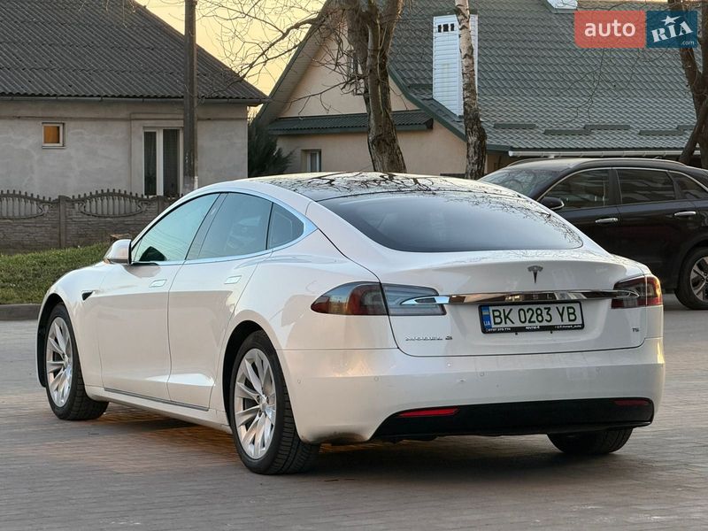 Лифтбек Tesla Model S 2017 в Дубно