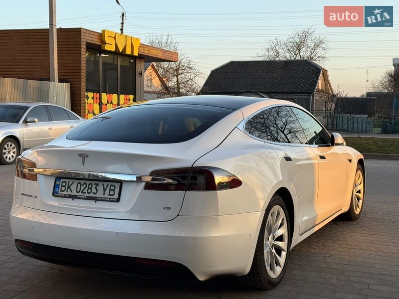 Ліфтбек Tesla Model S 2017 в Дубні