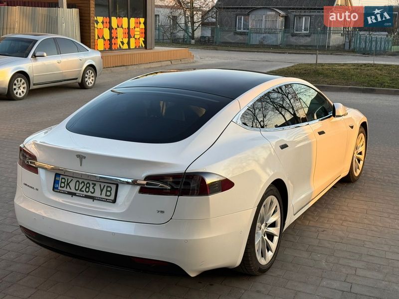 Лифтбек Tesla Model S 2017 в Дубно