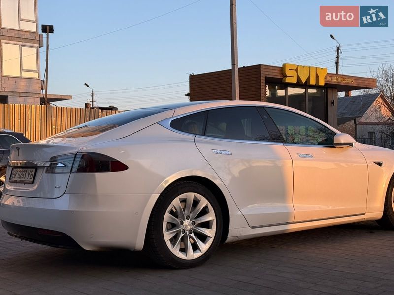 Ліфтбек Tesla Model S 2017 в Дубні