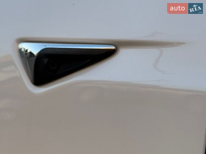 Ліфтбек Tesla Model S 2017 в Дубні