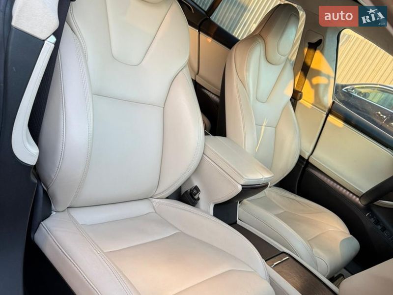 Ліфтбек Tesla Model S 2017 в Дубні