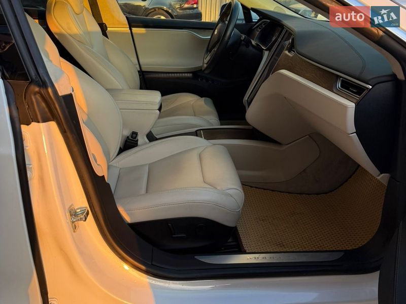 Лифтбек Tesla Model S 2017 в Дубно