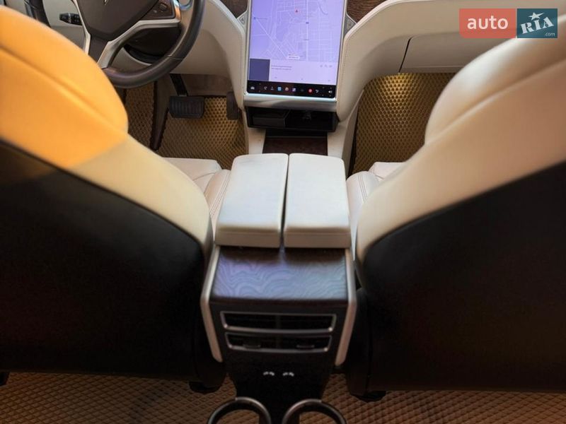 Ліфтбек Tesla Model S 2017 в Дубні