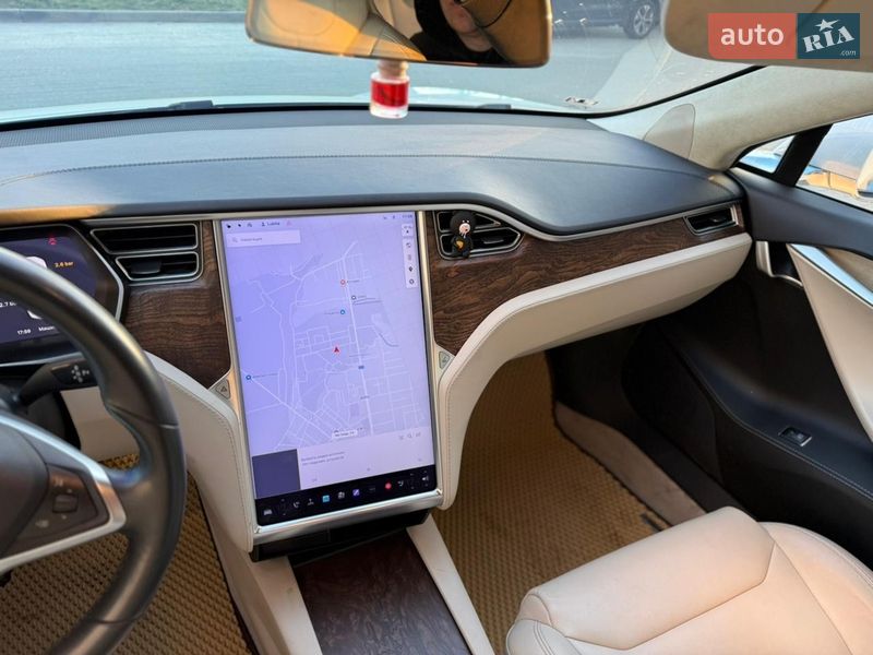 Ліфтбек Tesla Model S 2017 в Дубні