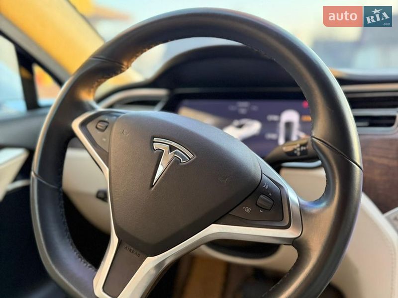 Ліфтбек Tesla Model S 2017 в Дубні