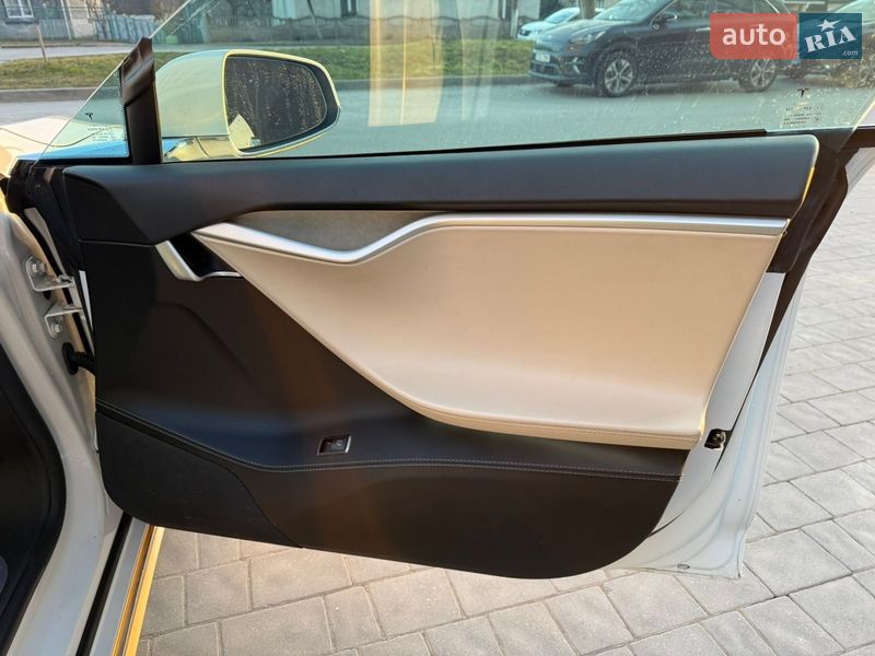 Лифтбек Tesla Model S 2017 в Дубно