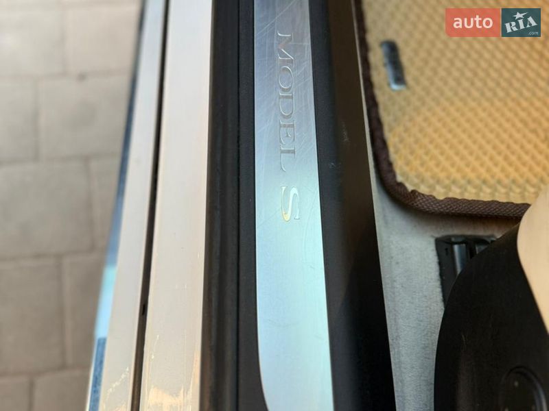 Ліфтбек Tesla Model S 2017 в Дубні
