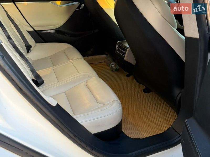 Ліфтбек Tesla Model S 2017 в Дубні