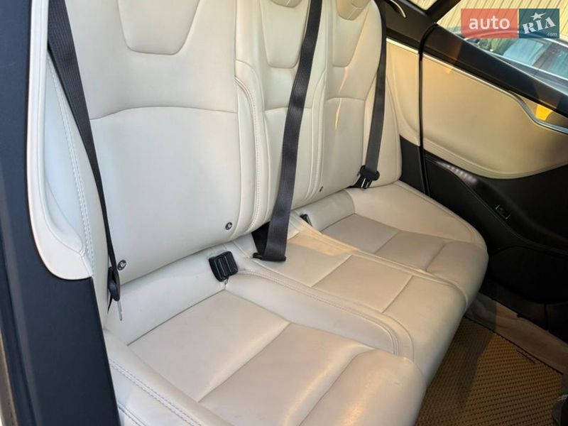 Ліфтбек Tesla Model S 2017 в Дубні