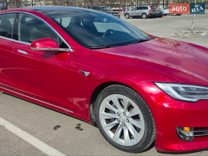 Лифтбек Tesla Model S 2017 в Киеве