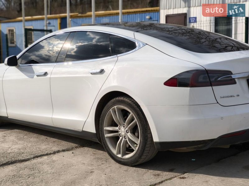 Лифтбек Tesla Model S 2014 в Львове