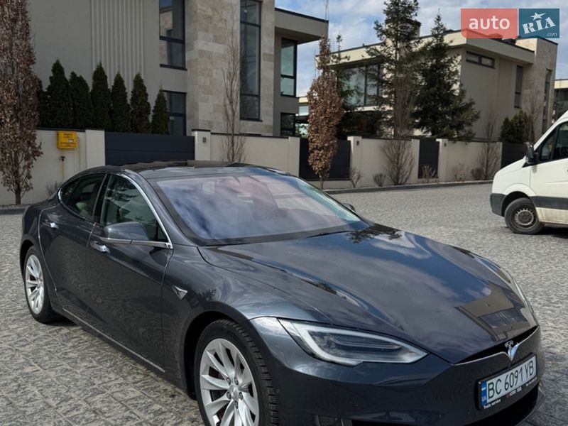 Лифтбек Tesla Model S 2017 в Львове