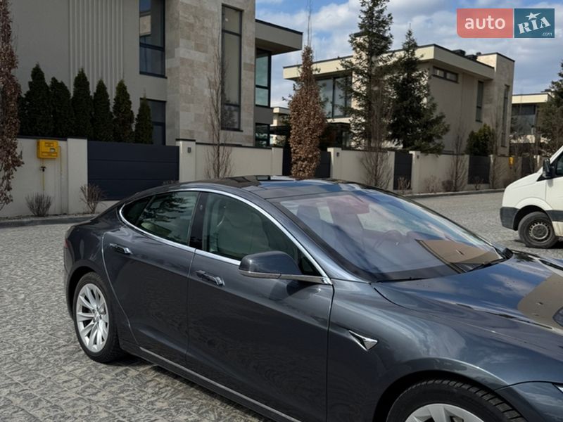 Лифтбек Tesla Model S 2017 в Львове