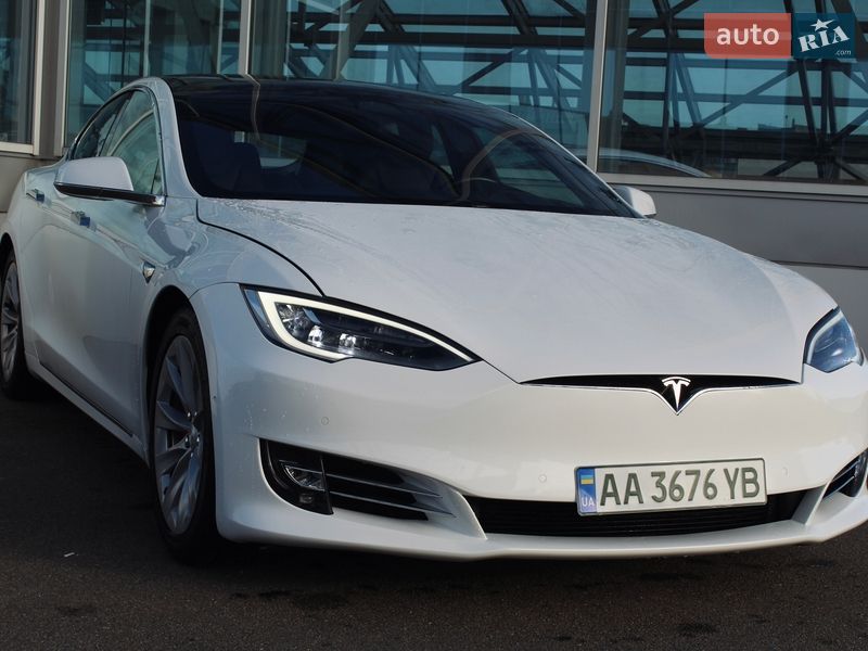 Лифтбек Tesla Model S 2019 в Киеве