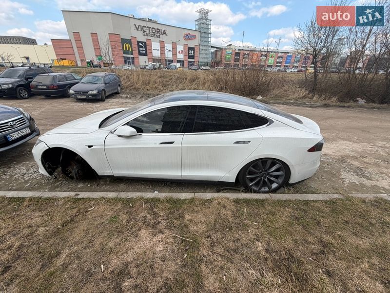Лифтбек Tesla Model S 2016 в Львове