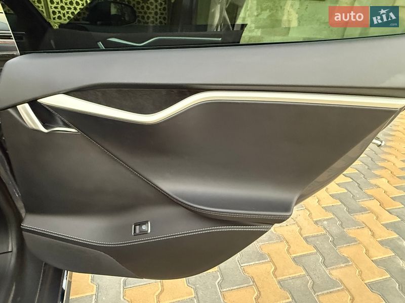 Ліфтбек Tesla Model S 2017 в Одесі
