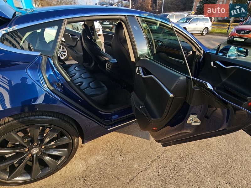 Лифтбек Tesla Model S 2017 в Киеве