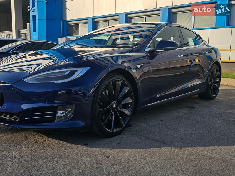 Лифтбек Tesla Model S 2017 в Киеве