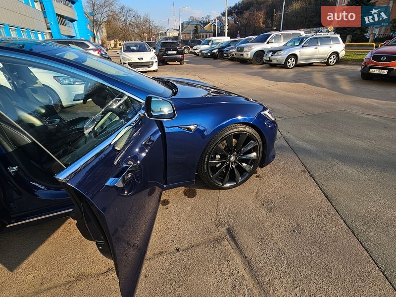 Лифтбек Tesla Model S 2017 в Киеве