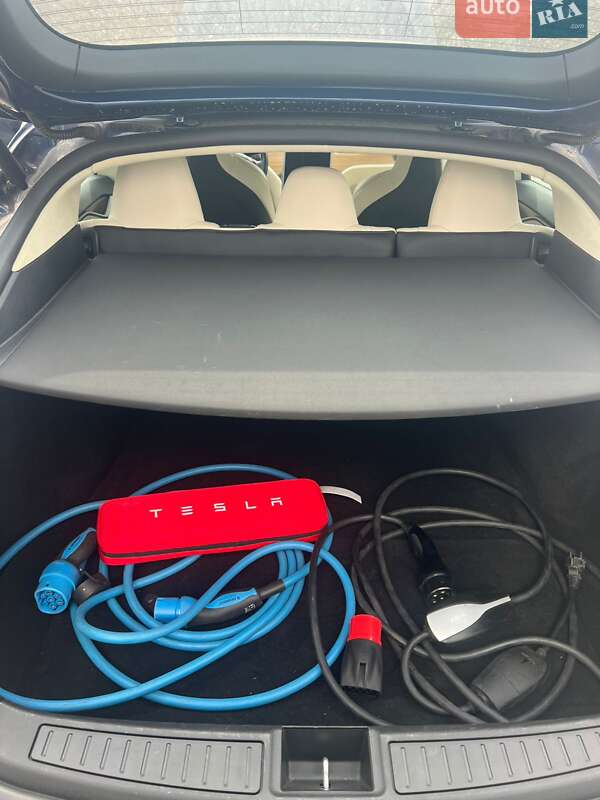 Ліфтбек Tesla Model S 2018 в Чернівцях