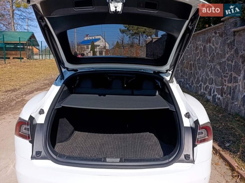 Ліфтбек Tesla Model S 2015 в Вінниці