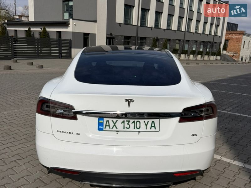 Лифтбек Tesla Model S 2013 в Львове