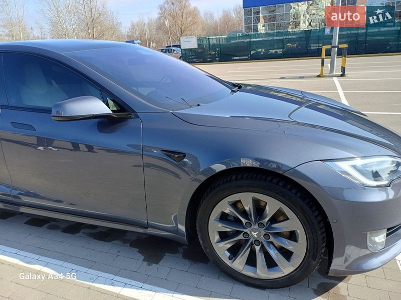 Лифтбек Tesla Model S 2019 в Сумах