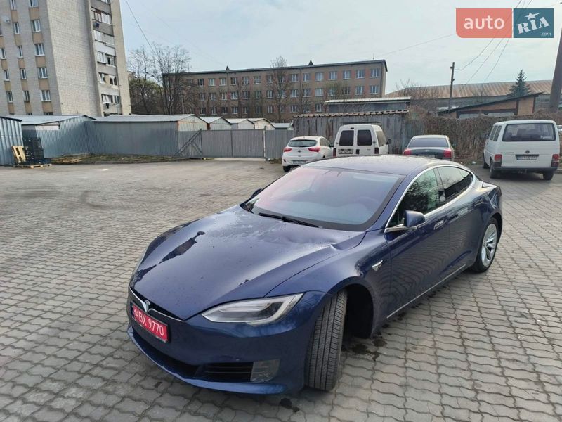 Лифтбек Tesla Model S 2017 в Львове
