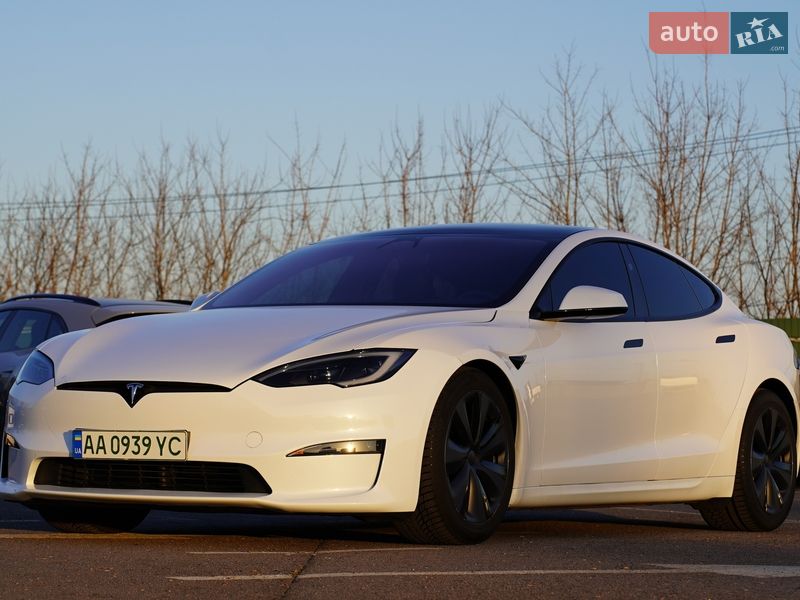 Лифтбек Tesla Model S 2023 в Киеве
