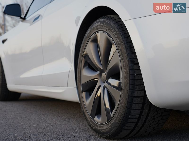 Лифтбек Tesla Model S 2023 в Киеве