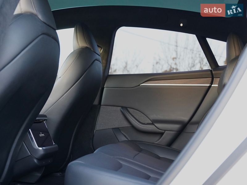Лифтбек Tesla Model S 2023 в Киеве