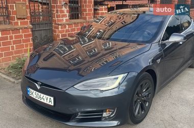 Лифтбек Tesla Model S 2017 в Буче