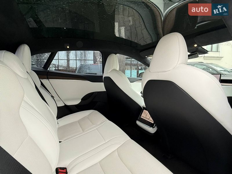 Лифтбек Tesla Model S 2022 в Черновцах