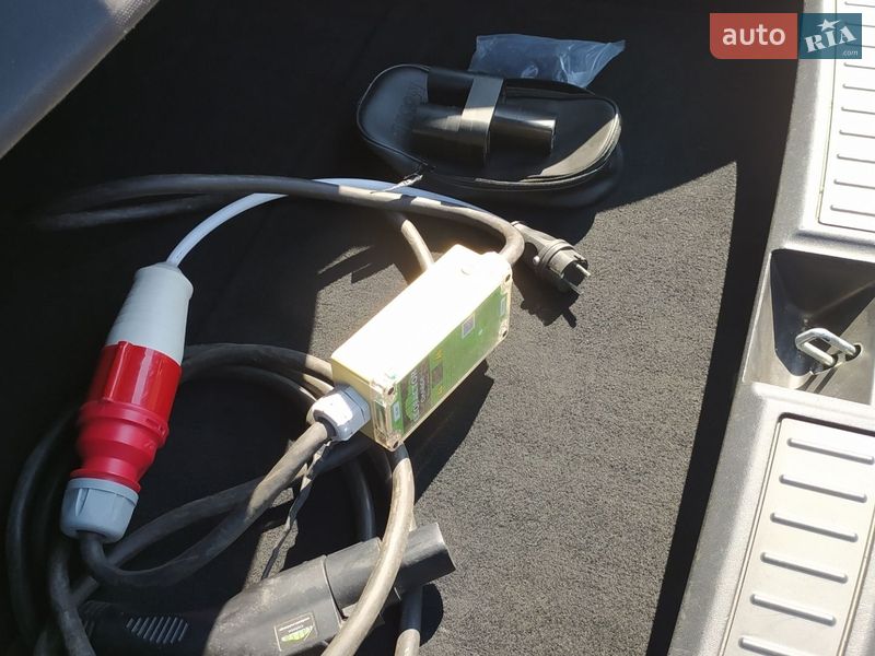 Ліфтбек Tesla Model S 2016 в Чернівцях фото 19 Ліфтбек Tesla Model S 2016 в Чернівцях