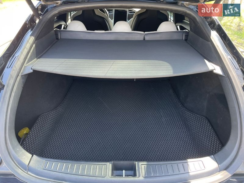 Ліфтбек Tesla Model S 2014 в Дніпрі