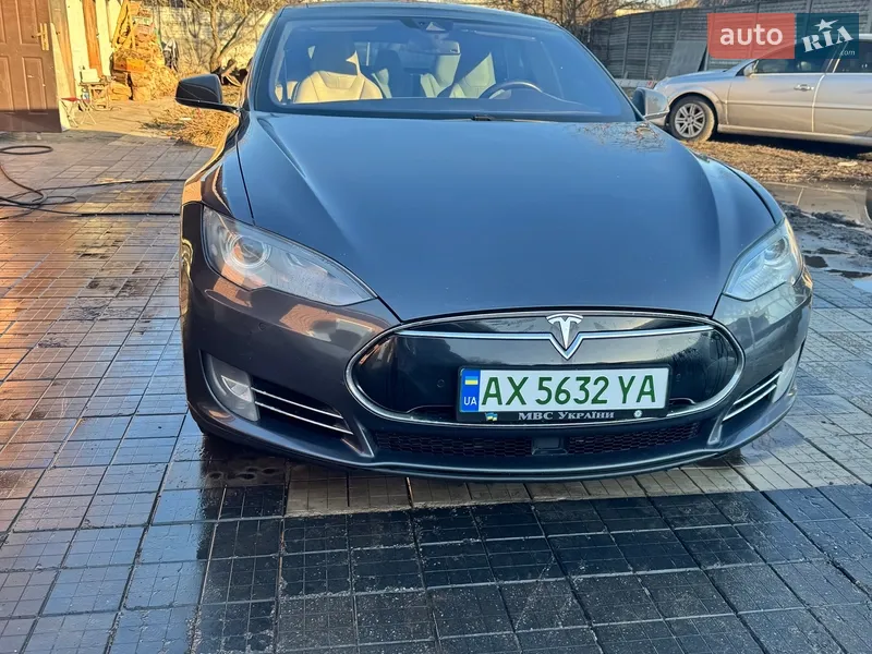 Tesla Model S 2015