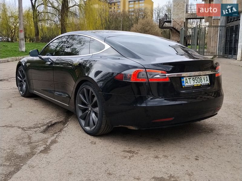 Лифтбек Tesla Model S 2016 в Ивано-Франковске