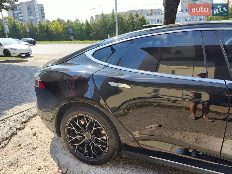 Лифтбек Tesla Model S 2014 в Львове