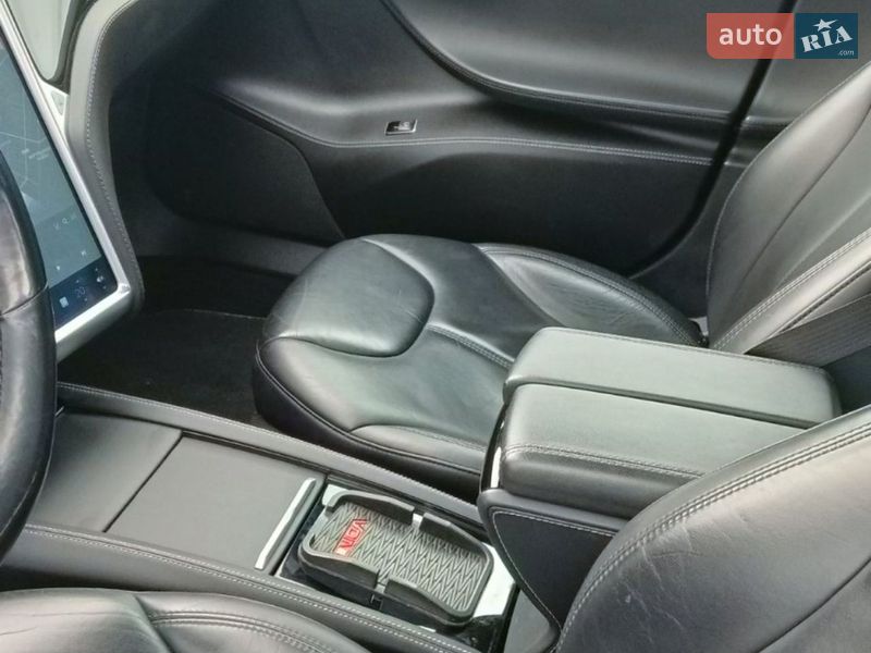 Лифтбек Tesla Model S 2015 в Кропивницком