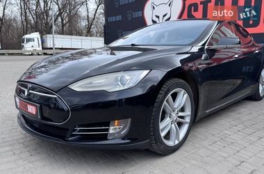 Лифтбек Tesla Model S 2015 в Виннице