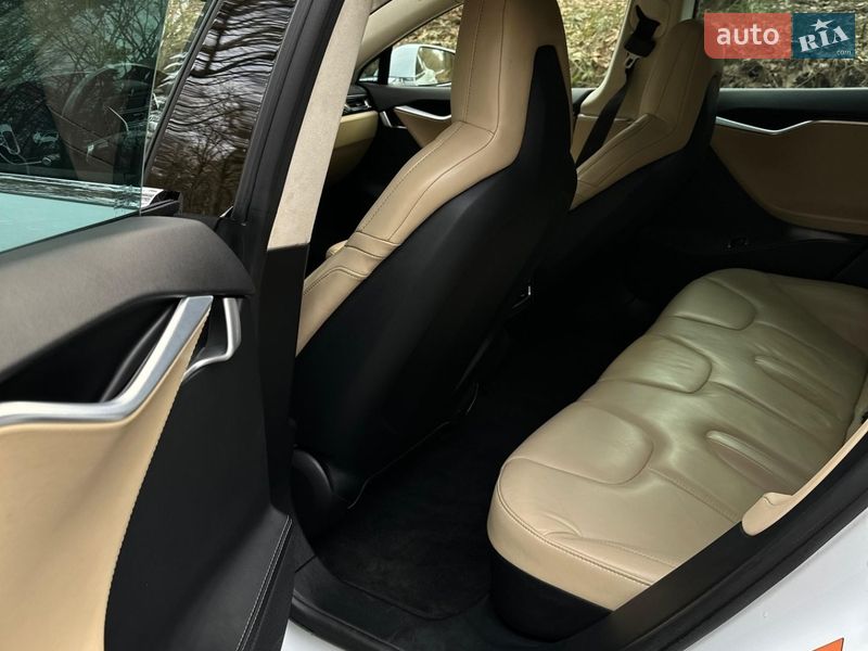 Ліфтбек Tesla Model S 2015 в Кропивницькому
