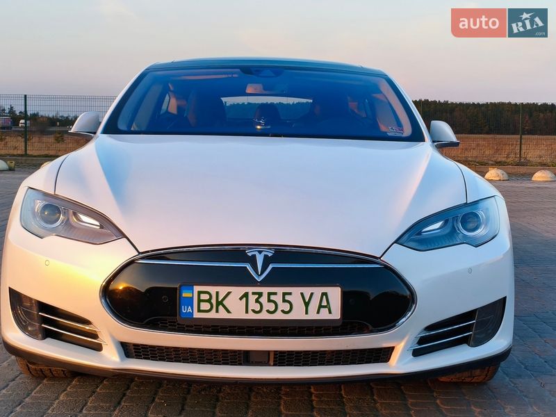 Лифтбек Tesla Model S 2015 в Радивилове