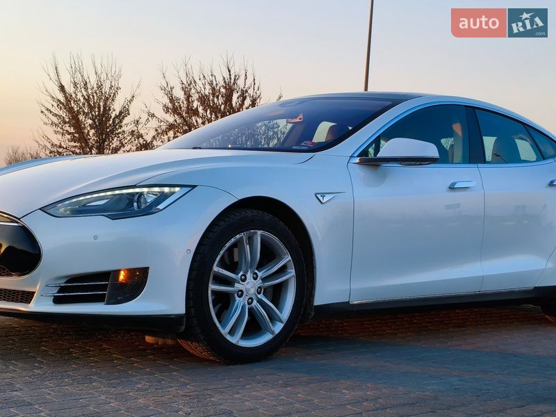 Tesla Model S 2015